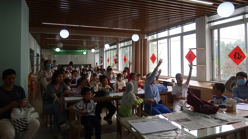 2.孩子们踊跃参与