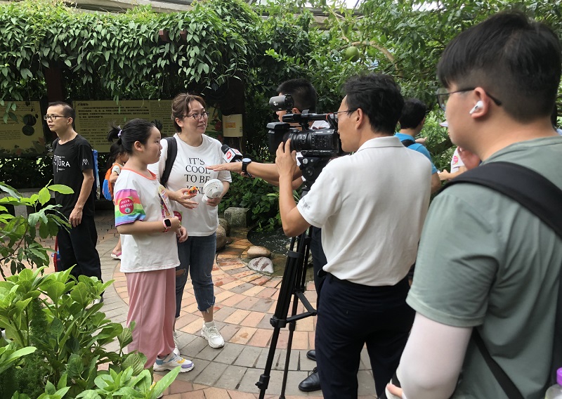 3.媒体采访参加活动市民