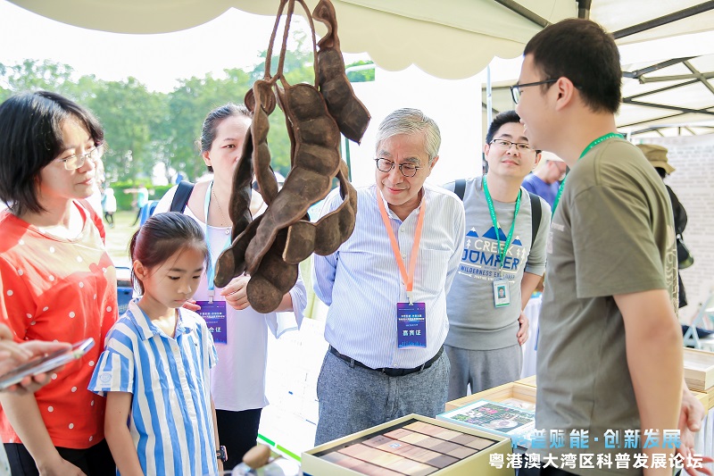 7.苏国辉院士在华南植物园展位参观