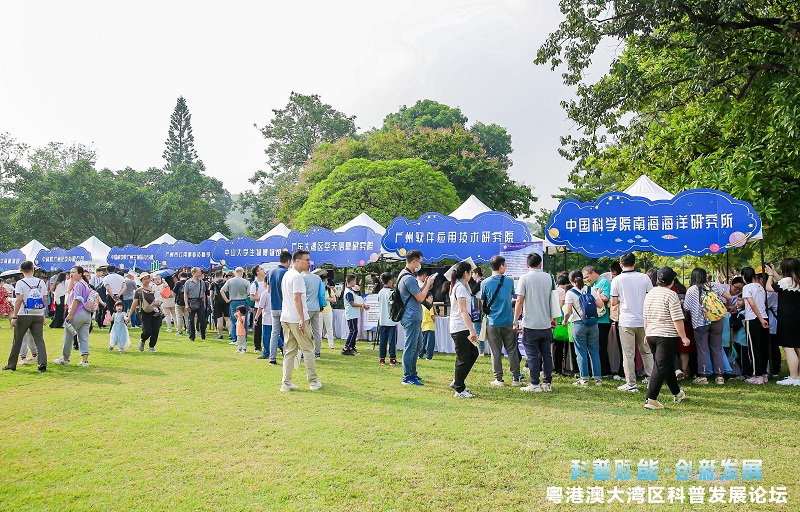 10.活动现场吸引众多市民参加