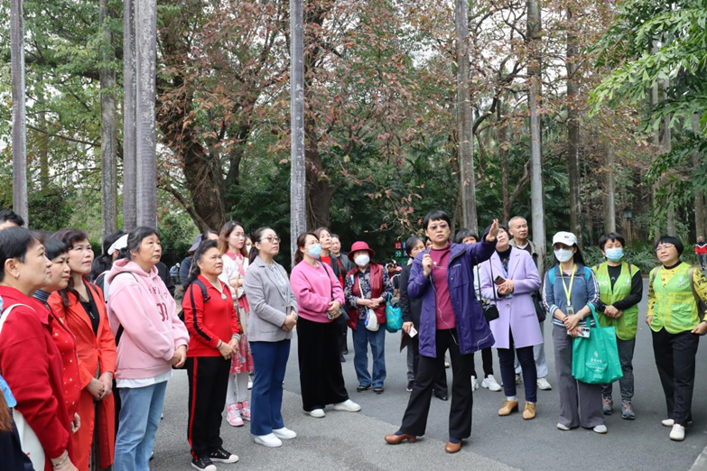 王瑛为来宾介绍华南国家植物园