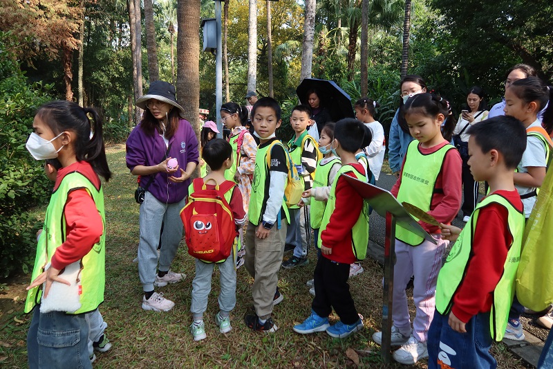 4.朱韵贤老师带领学员们户外观察植物