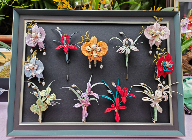 1.兰花胸针