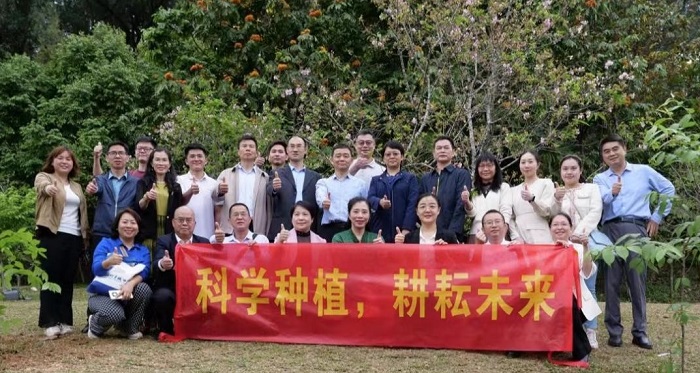 3.植树活动合影