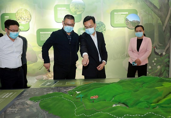 1.参观自然教育中心展览室,叶清(中左)向张爱军(中右)介绍相关情况。(西江日报 刘春林 摄)