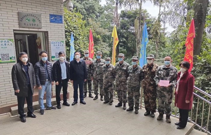 慰问护林员并合影留念